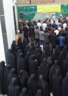 تجمع طلاب و روحانیون شهرستان گرمی در اعتراض به صدور حکم اعدام روحانی مبارزعربستان ، شیخ نمر